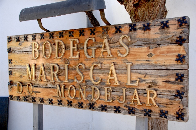 Cartel de entrada a las Bodegas Mariscal